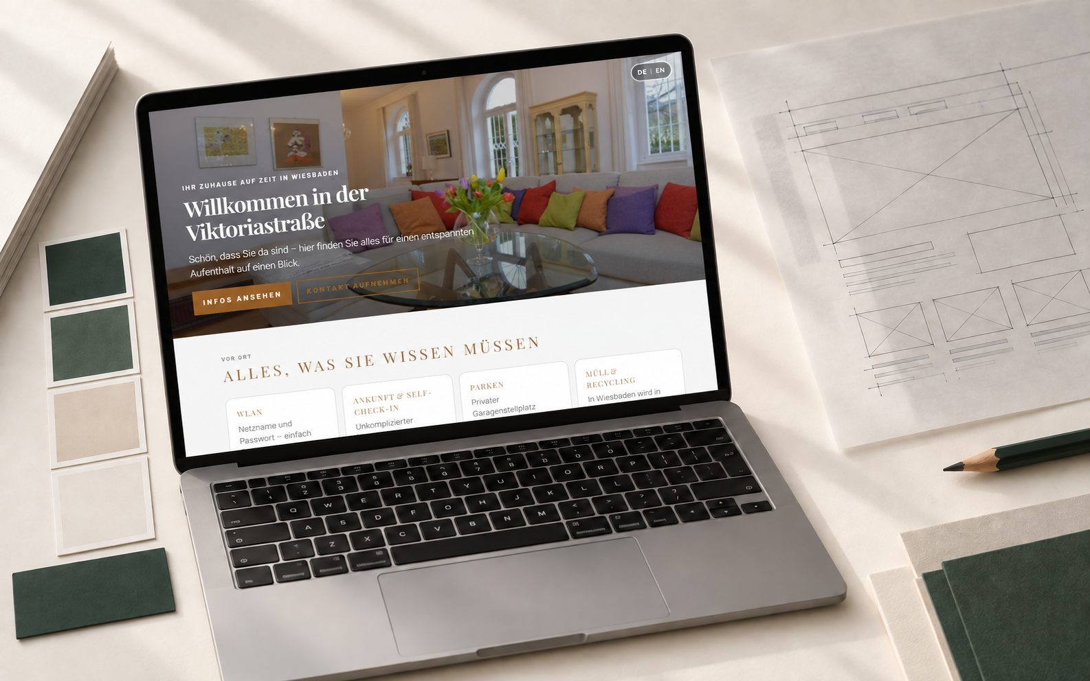 Laptop auf einem Schreibtisch zeigt die digitale Gästemappe einer Ferienwohnung in Wiesbaden